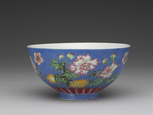 琺瑯彩藍地四季花卉碗