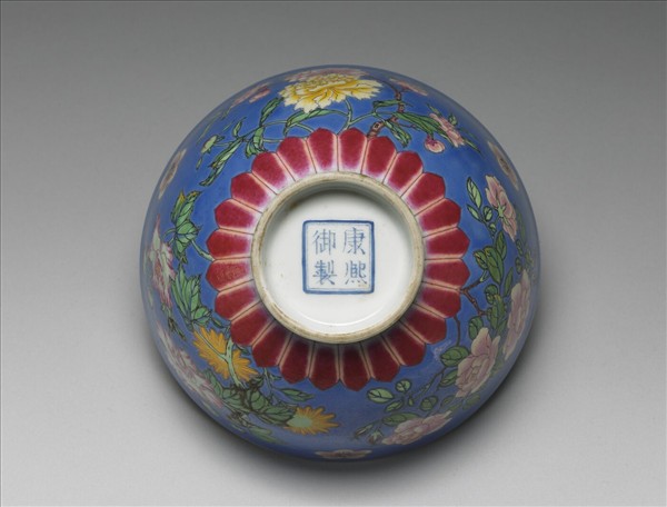 琺瑯彩藍地四季花卉碗