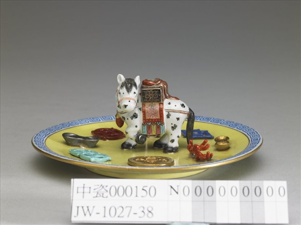 黃地粉彩馬形香插