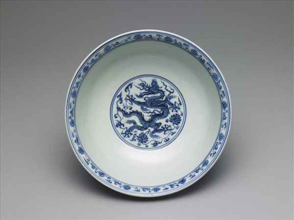 青花穿蓮龍紋大碗