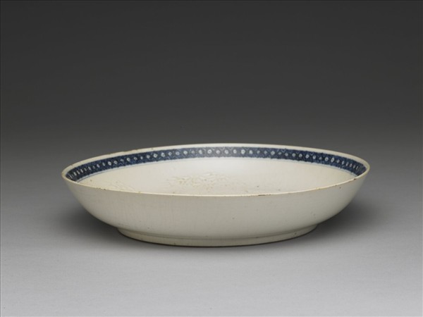 白瓷雙燕竹梅紋盤