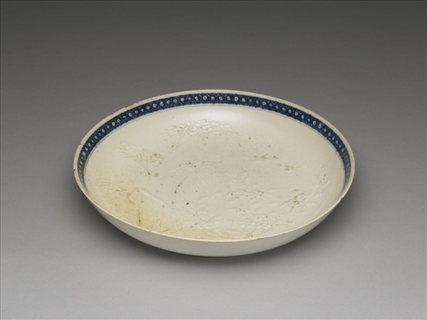 白瓷雙燕竹梅紋盤