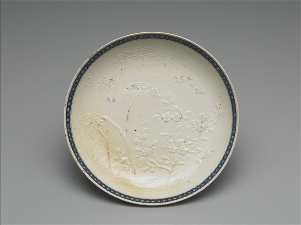 白瓷雙燕竹梅紋盤