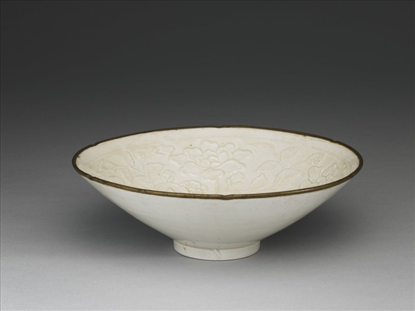 定窯 白瓷印花玫瑰紋花口碗
