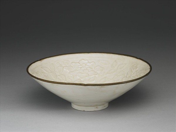 定窯 白瓷印花玫瑰紋花口碗