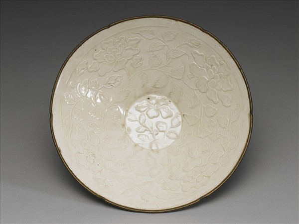 定窯 白瓷印花玫瑰紋花口碗