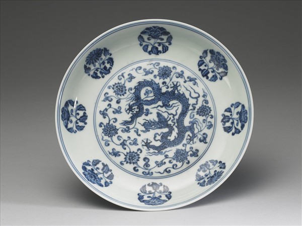 青花團花龍紋盤