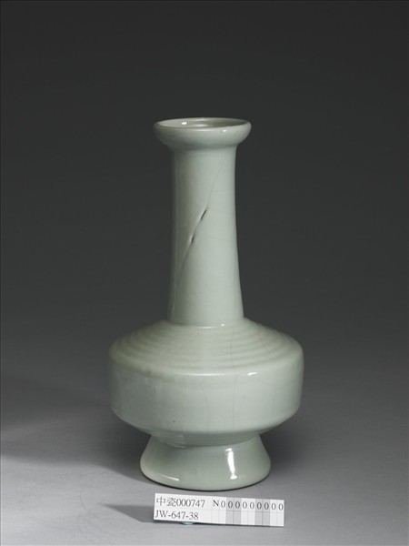 白瓷弦紋塔式瓶