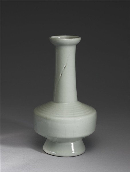 白瓷弦紋塔式瓶