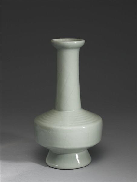 白瓷弦紋塔式瓶