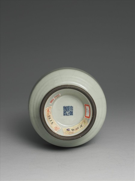 白瓷弦紋塔式瓶