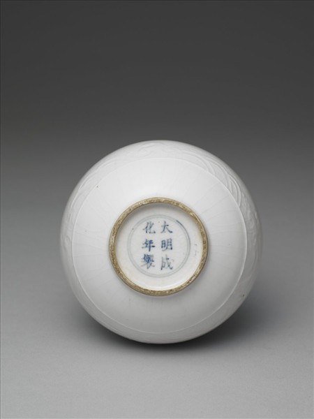 白瓷魚藻紋膽瓶