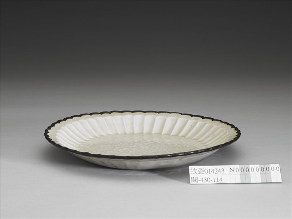 定窯 印花開光花卉湖石圖盤