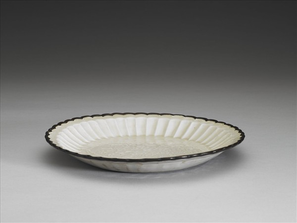 定窯 印花開光花卉湖石圖盤