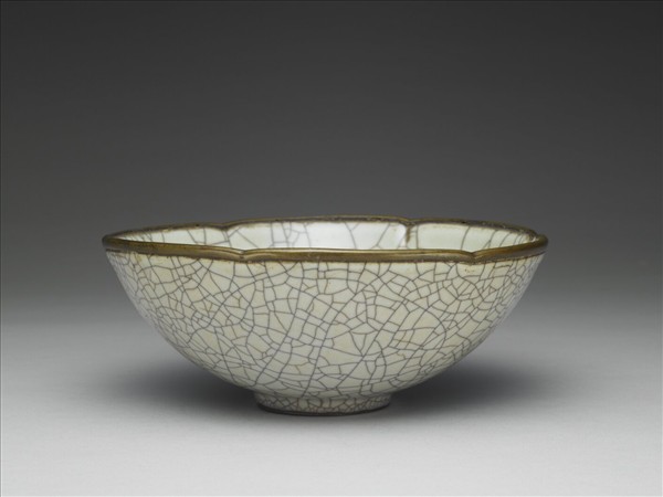 哥窯 青瓷葵瓣口碗