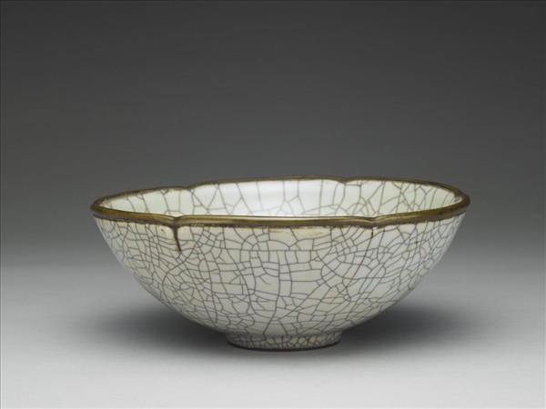 哥窯 青瓷葵瓣口碗