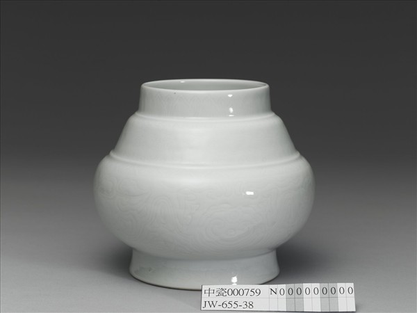 白瓷暗花夔龍罐