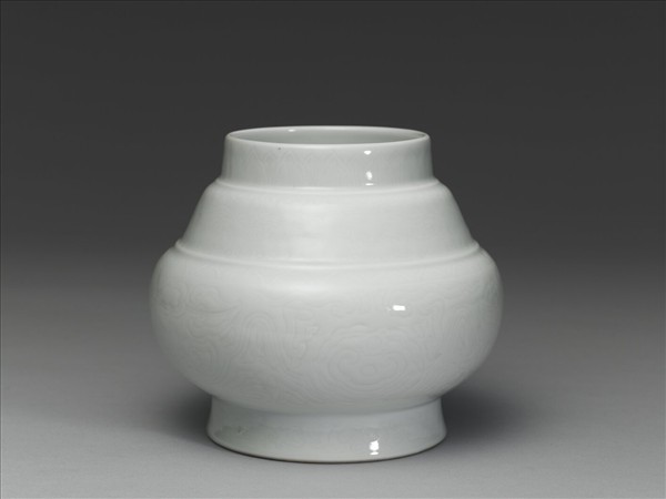 白瓷暗花夔龍罐