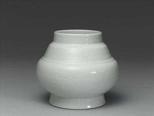 白瓷暗花夔龍罐