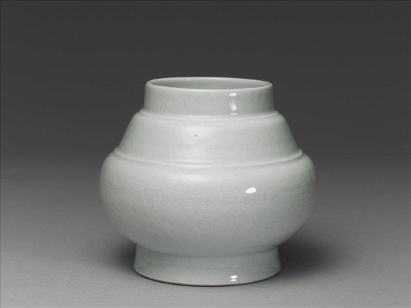 白瓷暗花夔龍罐