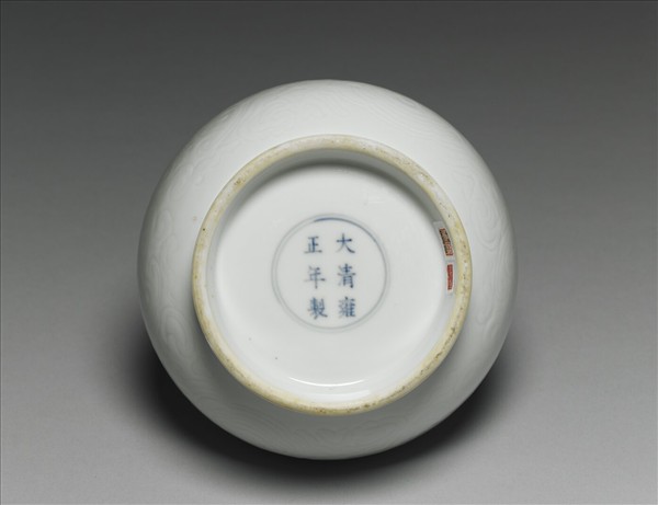 白瓷暗花夔龍罐