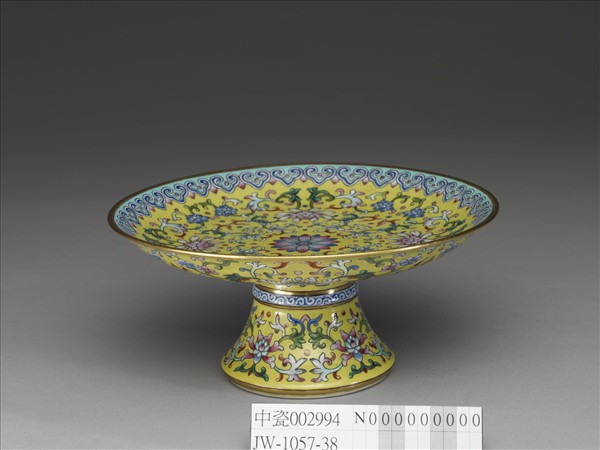 洋彩黃地番蓮紋高足盤