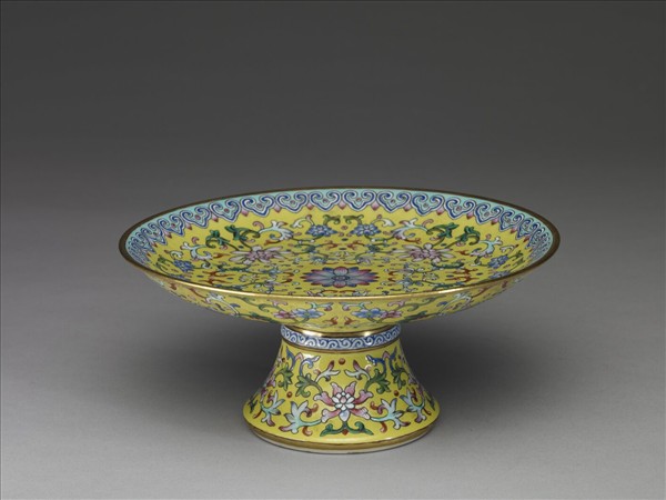 洋彩黃地番蓮紋高足盤