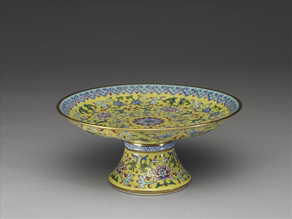 洋彩黃地番蓮紋高足盤