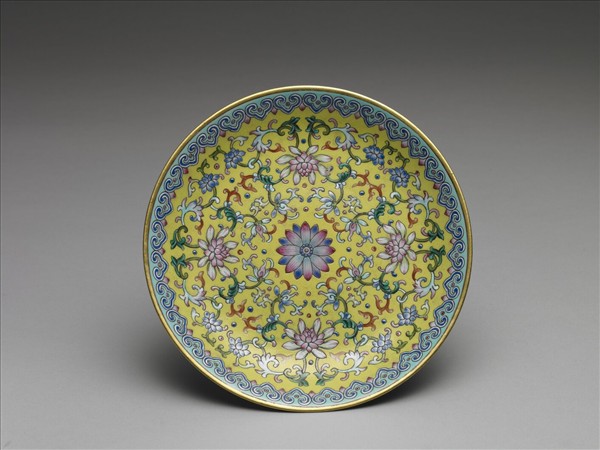 洋彩黃地番蓮紋高足盤