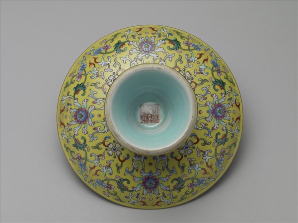 洋彩黃地番蓮紋高足盤
