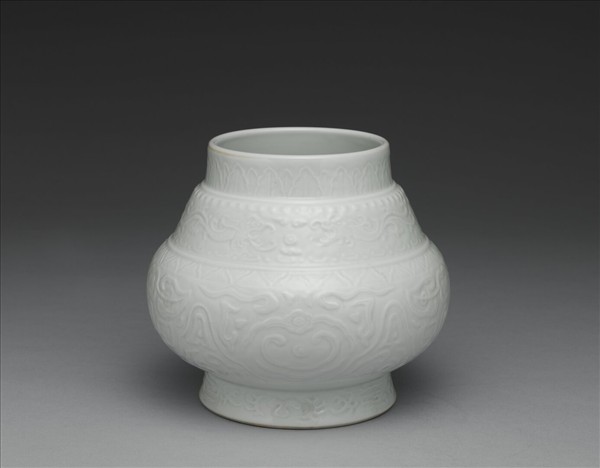 白瓷暗花夔龍罐