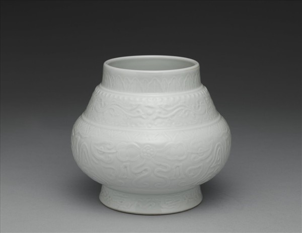 白瓷暗花夔龍罐