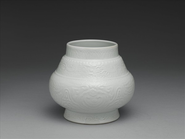 白瓷暗花夔龍罐