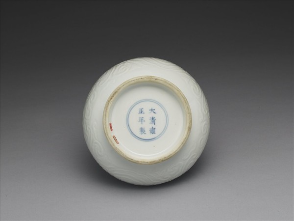 白瓷暗花夔龍罐