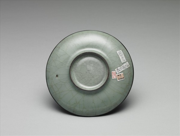 官窯 青瓷劃花蟠螭紋盤