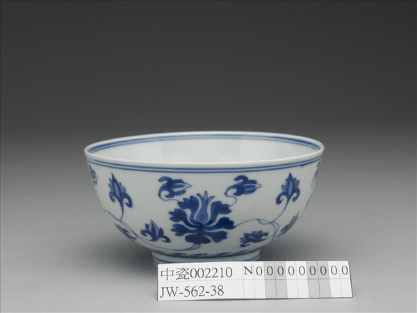 青花番蓮紋碗