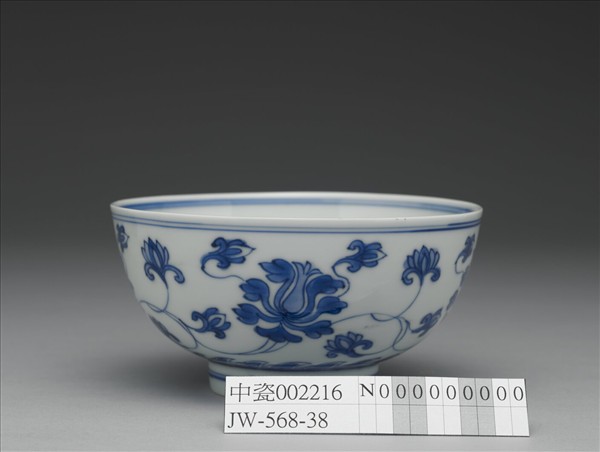 青花番蓮紋碗
