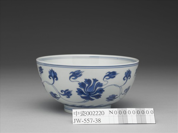 青花番蓮紋碗