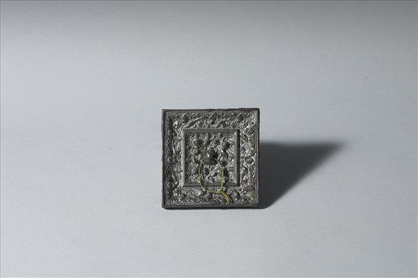 狻猊葡萄紋方鏡