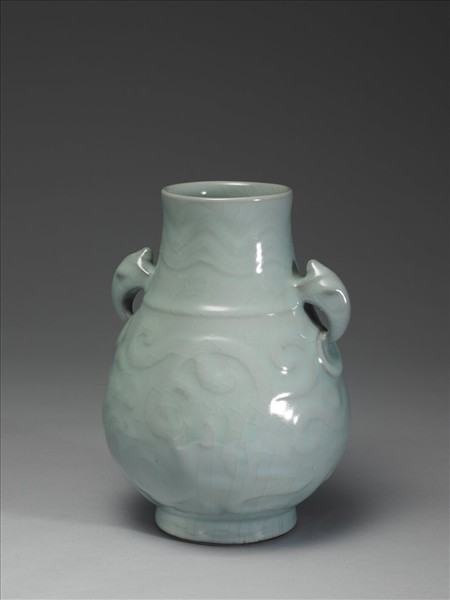 青瓷獸耳暗環瓶