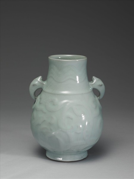 青瓷獸耳暗環瓶