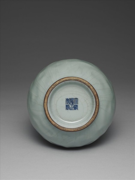 青瓷獸耳暗環瓶