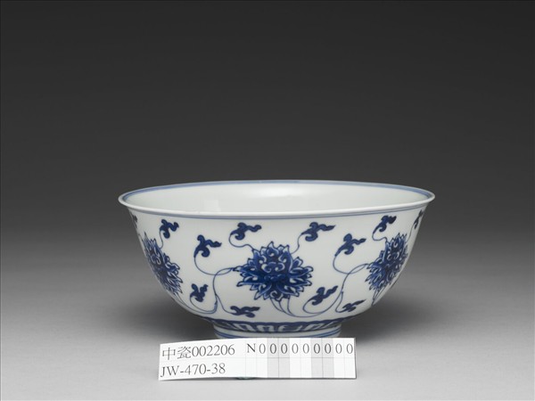 青花番蓮紋碗