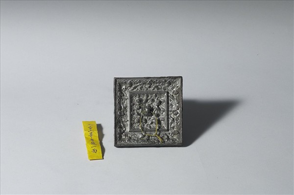 狻猊葡萄紋方鏡