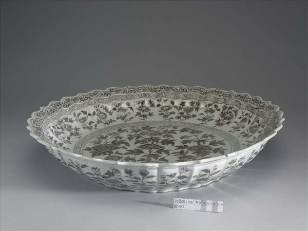 釉裡紅四季花卉紋蓮花式盤