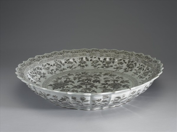 釉裡紅四季花卉紋蓮花式盤