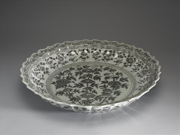 釉裡紅四季花卉紋蓮花式盤