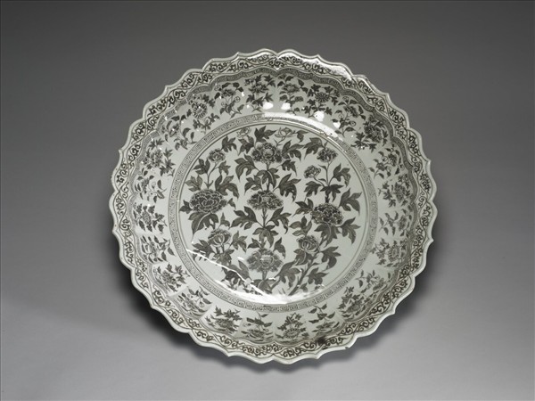 釉裡紅四季花卉紋蓮花式盤