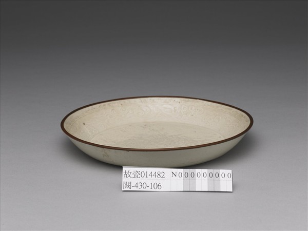 定窯 印花孔雀雲螭盤