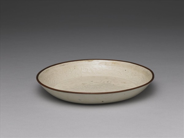 定窯 印花孔雀雲螭盤